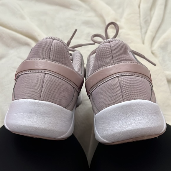 Nike Legend Essential 2
Women's Training Shoes - Picture 8 of 10